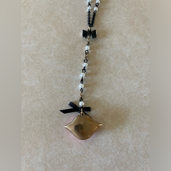 Betsey Johnson long black and white lips necklace - Picture 4 of 5